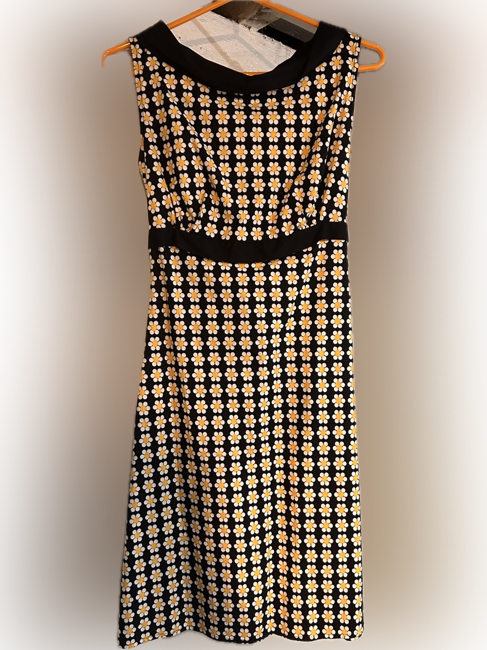 Hand-sewn sleeveless a-line daisy print dress—vintage mod style!